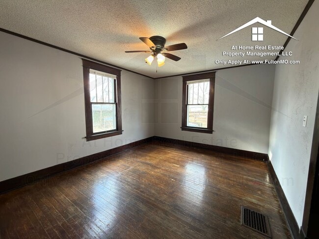 Building Photo - 302 W 6th St