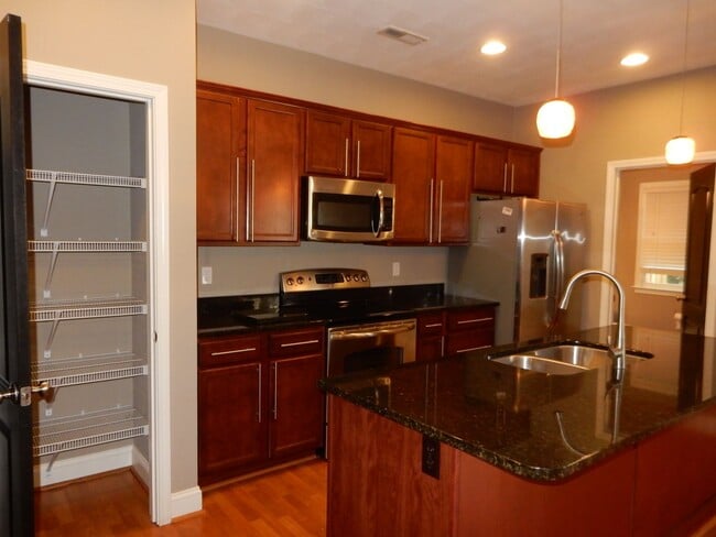 Building Photo - Like New Townhome in Old SW! Close to Cari...