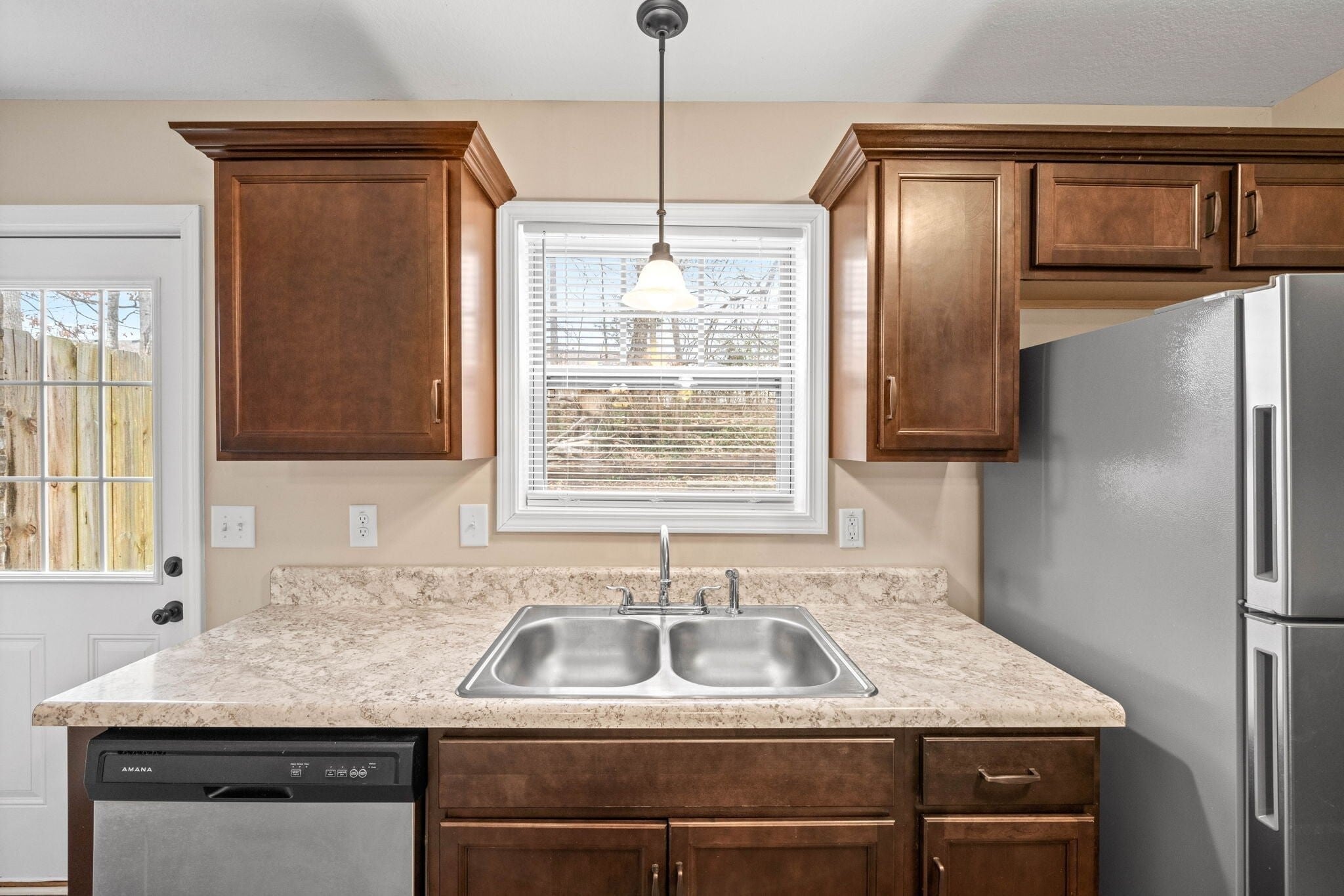 Building Photo - 1560 E Knollwood Cir