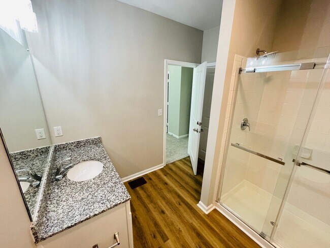 Building Photo - 4BD/4.5BA in ROWANDALE!
