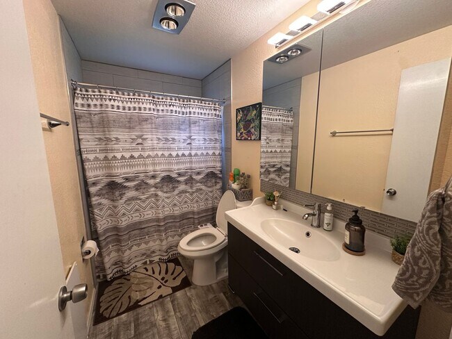 Building Photo - Wonderful Two-Story Seattle House ready to for a family to make it a HOME!