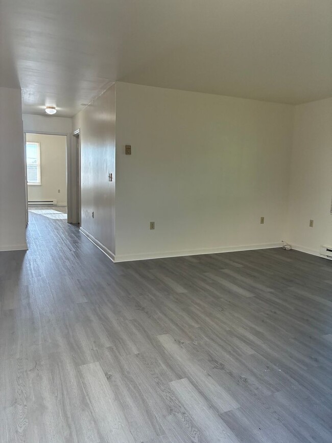 Building Photo - Bright & Spacious 2BR Top-Floor Apartment ...