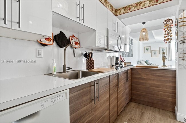 Building Photo - 1255 Collins Ave