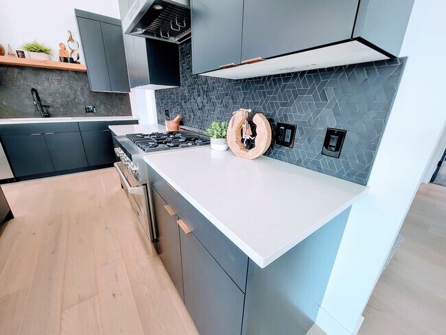 Building Photo - ABSOLUTELY UNBELIEVABLE NEW HIGH END CUSTO...