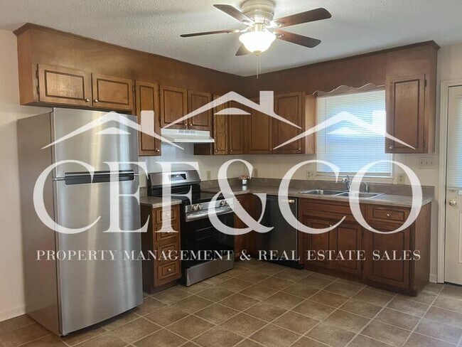 Building Photo - Beautifully maintained 2 bedroom 1.5 bathroom duplex, now available.