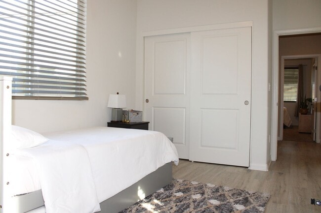 Building Photo - 1327 Clasico Dr