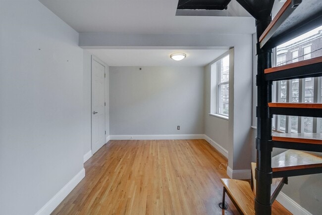 Building Photo - 519 Monroe St