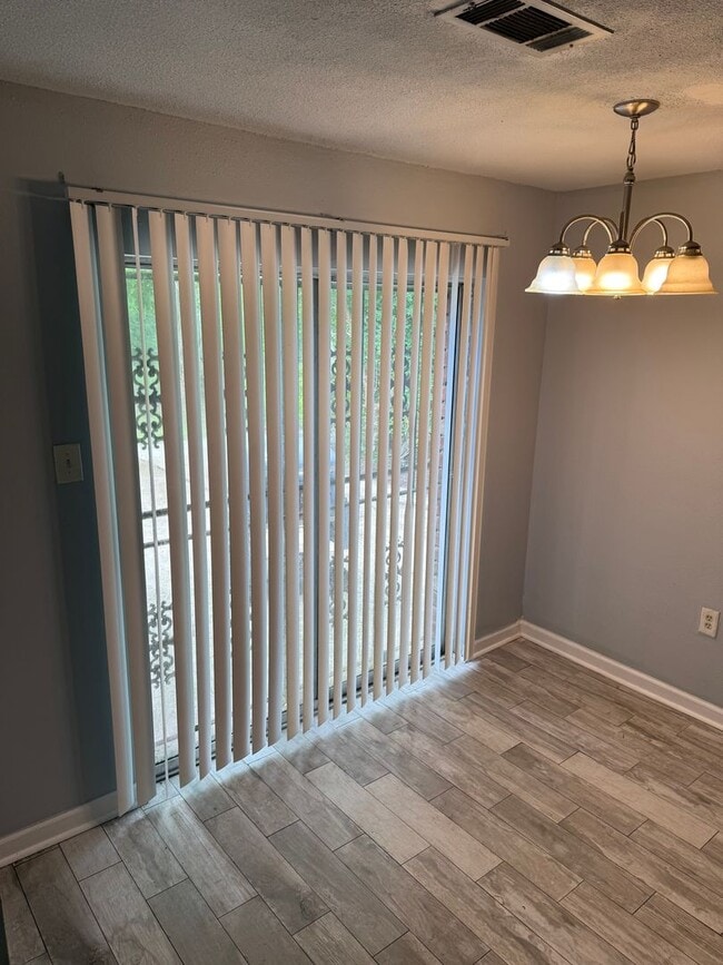 Building Photo - 3 Bedroom Single Family Home