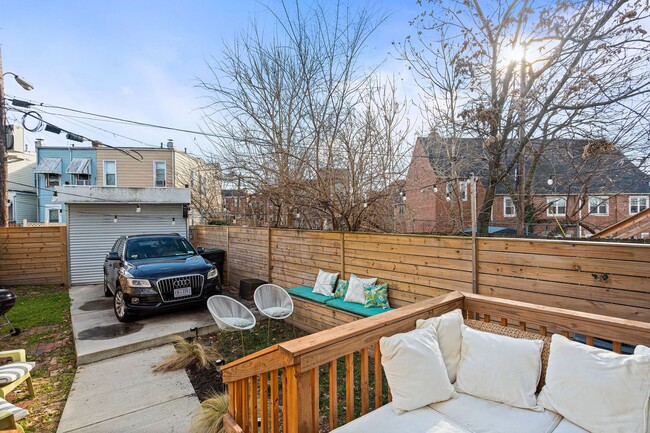 Building Photo - Amazing Anacostia Abode!