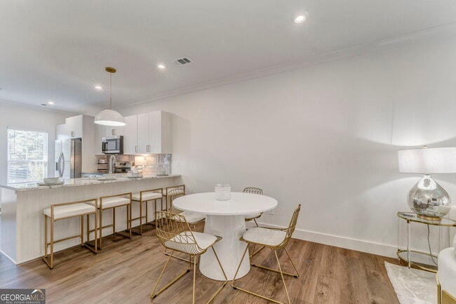 Building Photo - 79 Chateau Dr SE