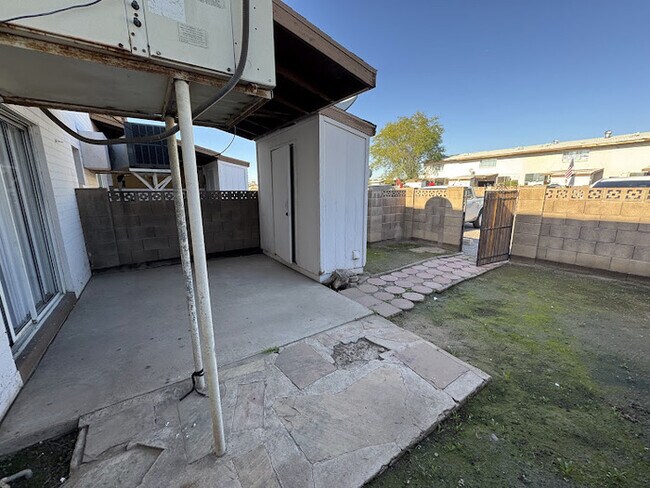 Building Photo - Holiday Gardens Townhome