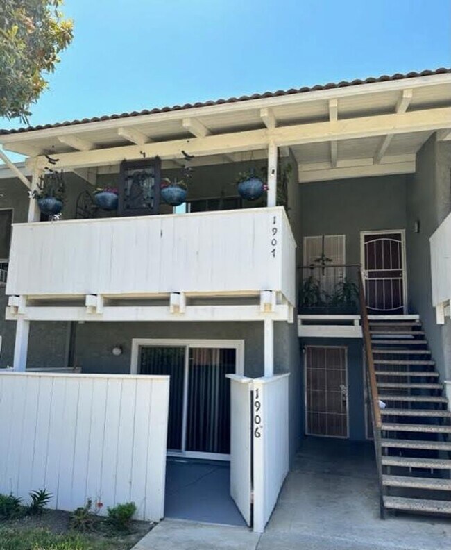 Building Photo - Charming Condo 3+2