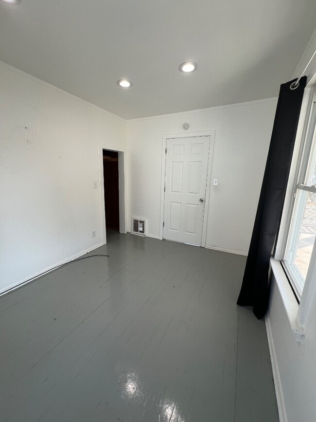 Building Photo - 2272 Avon St