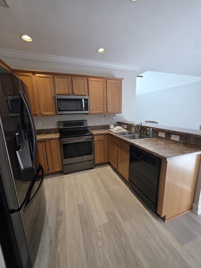 Building Photo - 1041 Fairway Ln