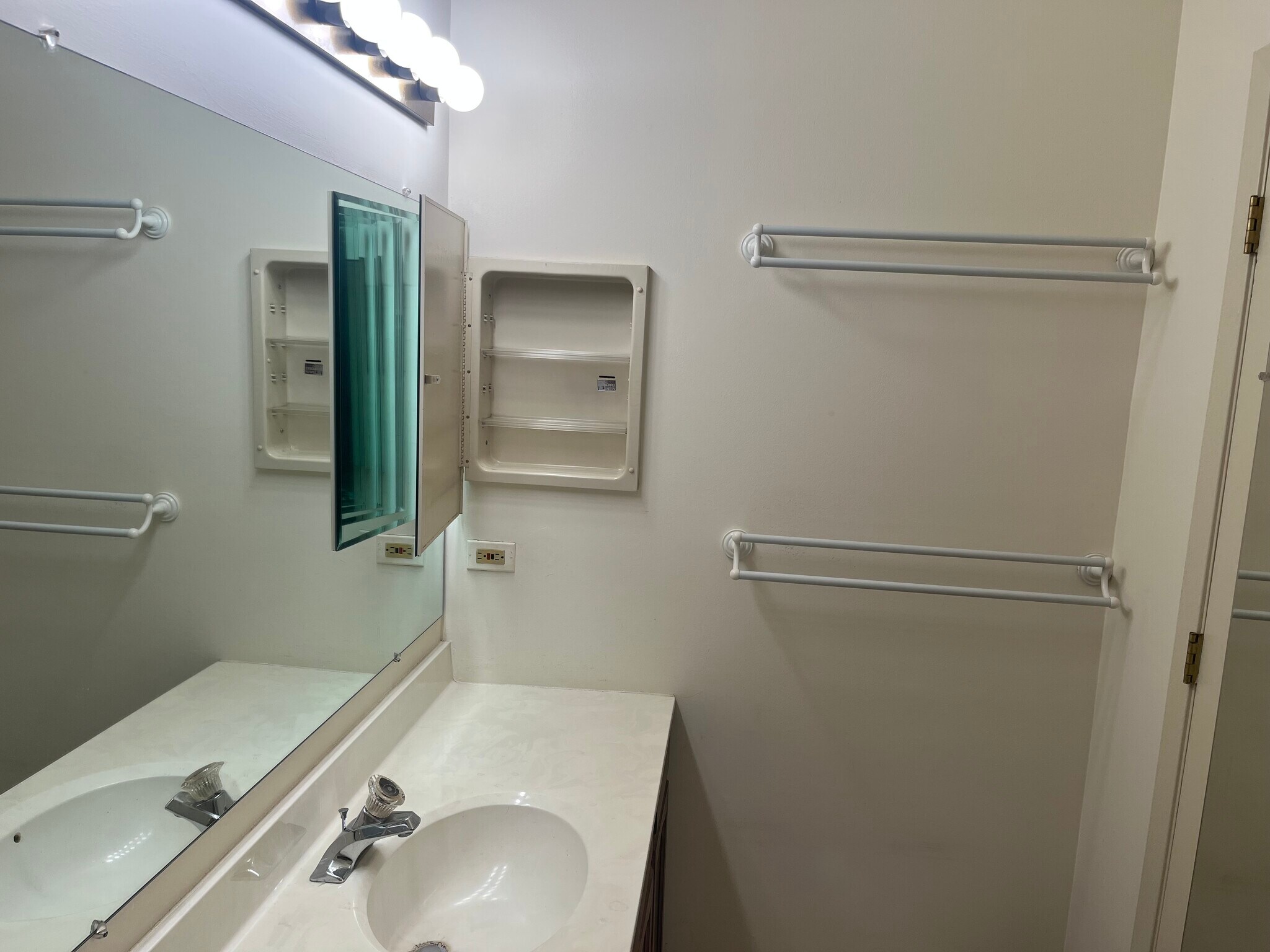 Building Photo - 1404 Queensgreen Cir