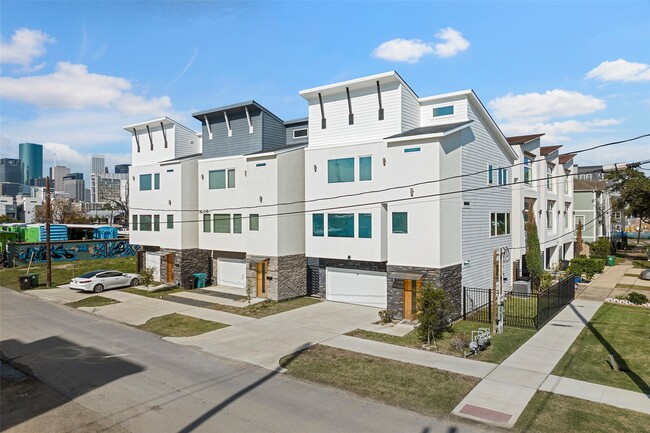 Building Photo - 2413 Pease St