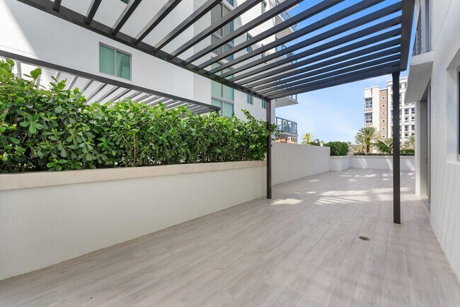 Building Photo - 485 E Royal Palm Rd