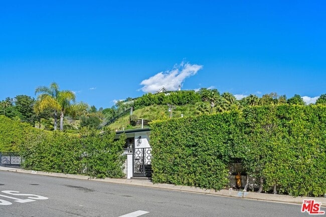 Building Photo - 2120 San Ysidro Dr