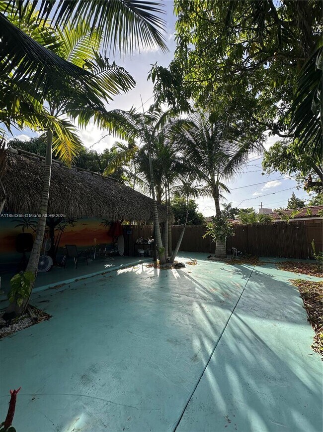 Building Photo - 16030 Miami Dr