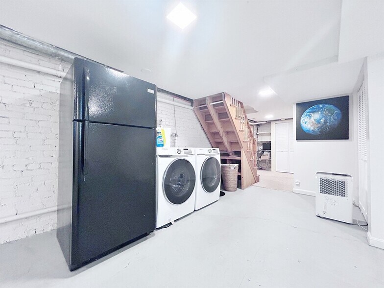 Building Photo - 173 Pleasant St