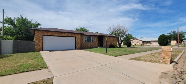 Building Photo - LARGE BRICK HOME CORNER LOT