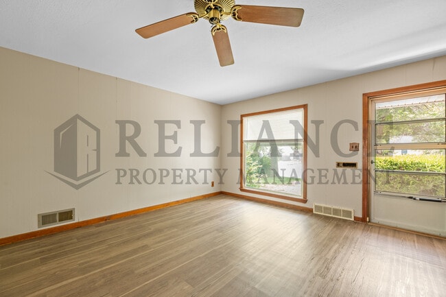 Building Photo - 636 S Clifton Ave