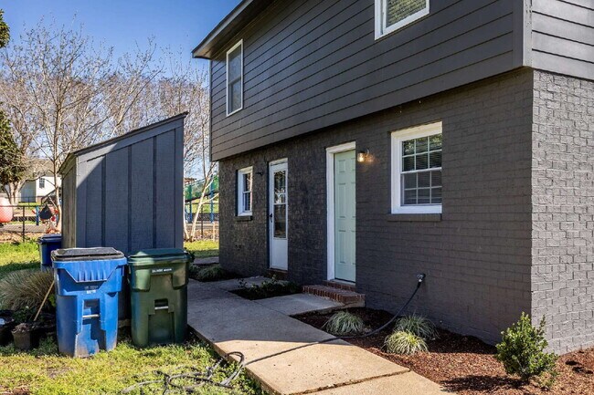 Building Photo - 2 Bed/1bath Townhome blocks from Downtown Raleigh with off street parking