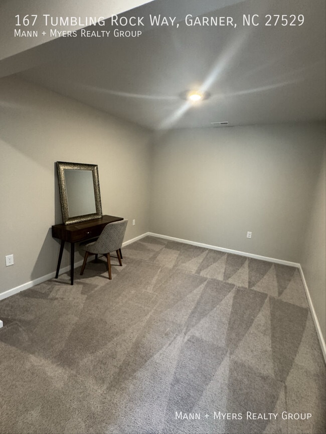 Building Photo - 167 Tumbling Rock Wy