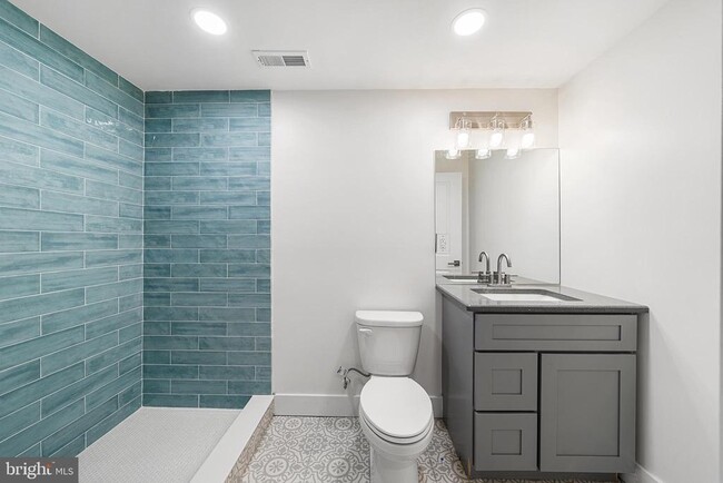 Building Photo - 703 Preston Ave