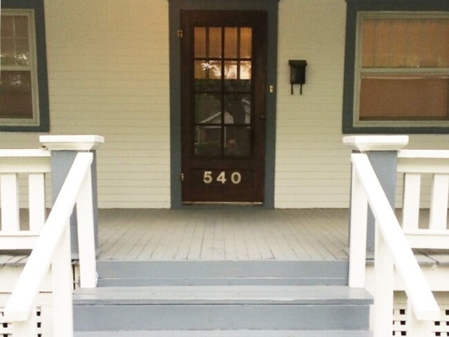Building Photo - Charming 2 bedroom 1 bath