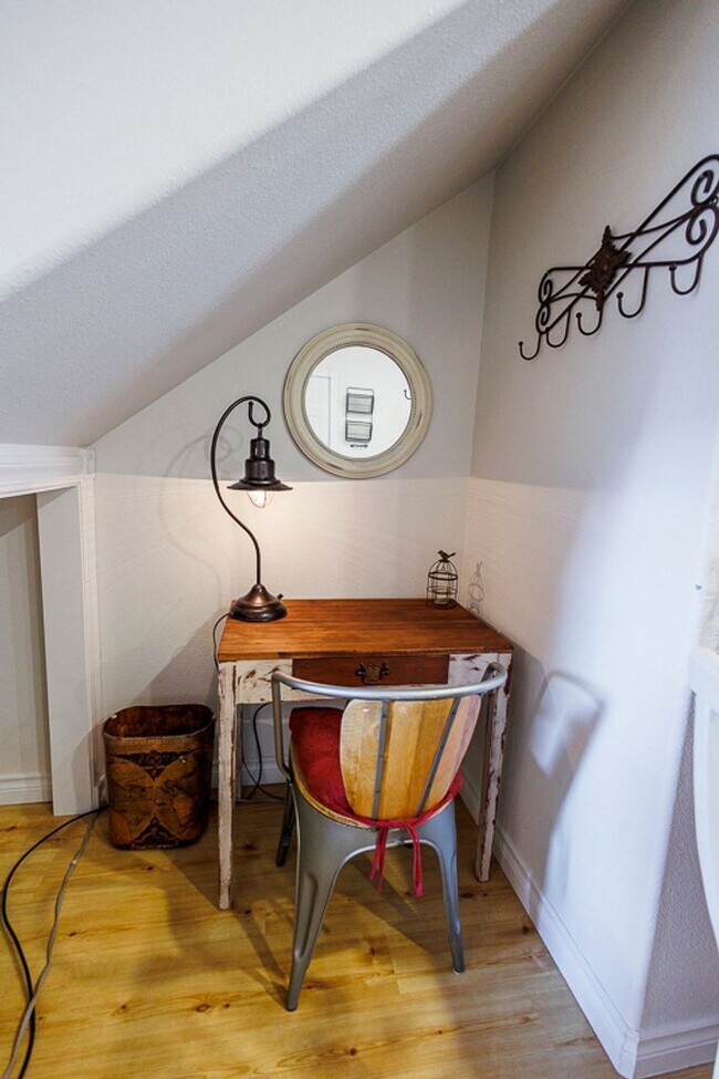 Building Photo - The Nest: Fully Furnished detached Cottage...