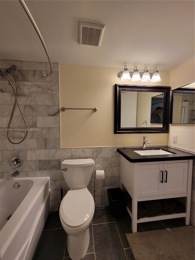 Building Photo - 400 Scotia Dr