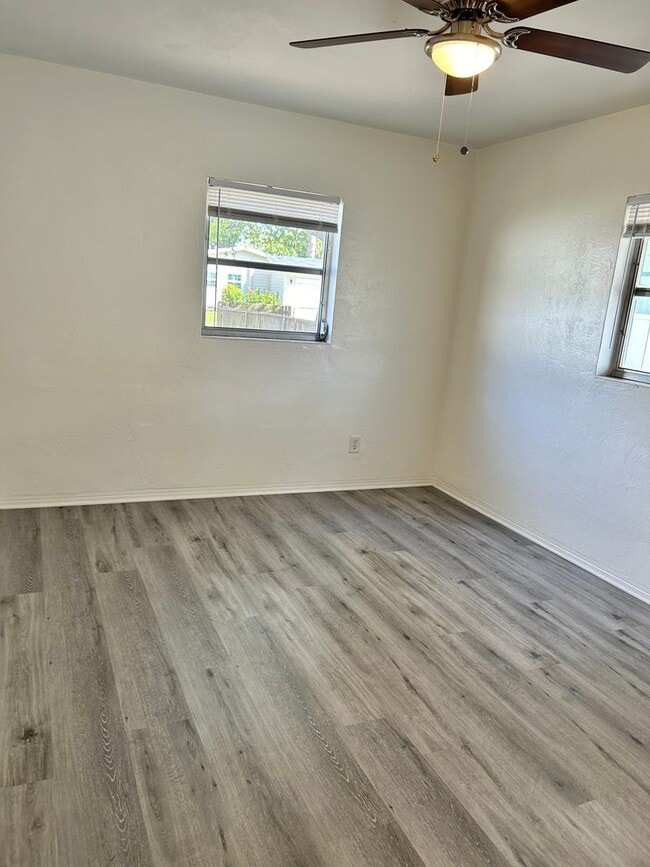 Building Photo - 2 bed 1 Bath House in Ideal Location in St Pete