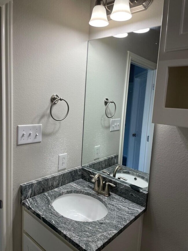 Building Photo - Newer Home in Grand Places