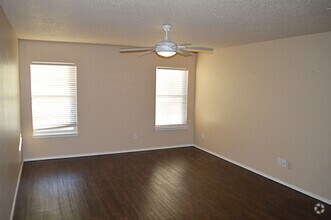 Building Photo - Large 2 story home with easy access to 820...