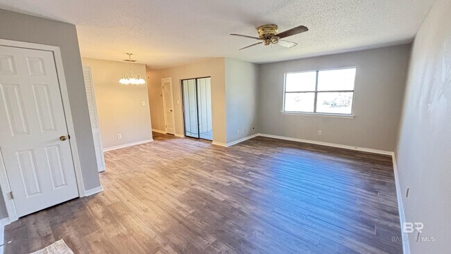 Building Photo - 512 Lake Forest Blvd