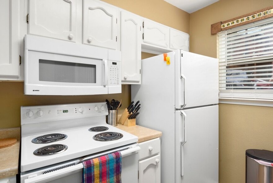Building Photo - 604 White Mountain Dr