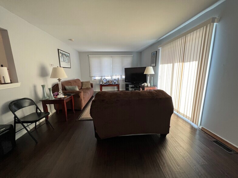 Large Living Room - 183 Livingston Pl