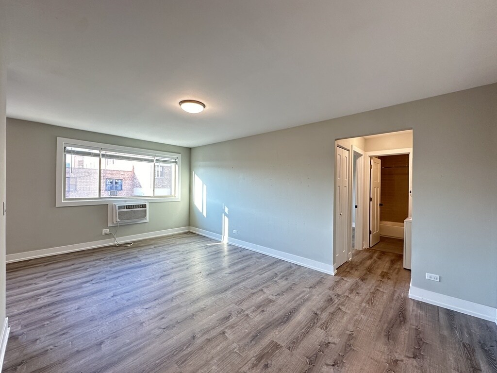 Building Photo - 533 W Surf St