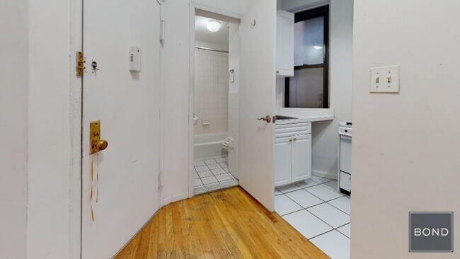Building Photo - 335 E 92nd St