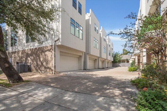 Building Photo - 2118 Sabine St