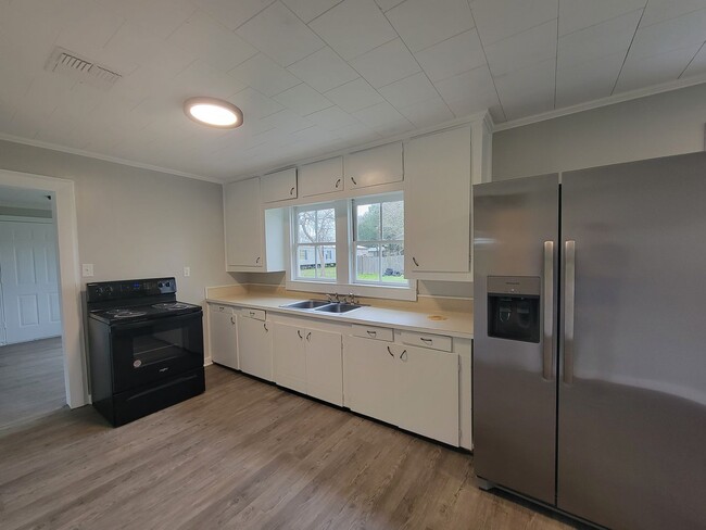Building Photo - 3 Bed/2 Bath-House
