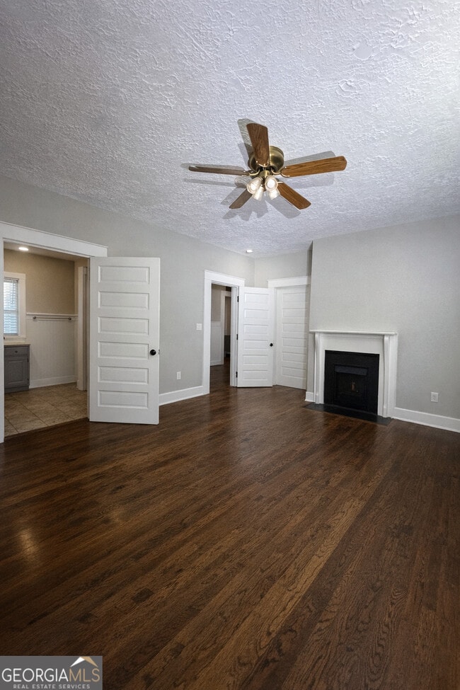 Building Photo - 392 S Cherokee Rd