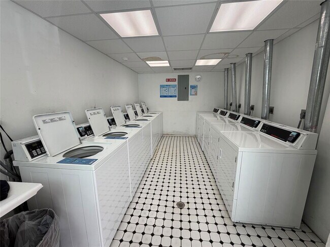 Building Photo - 3000 Riomar St