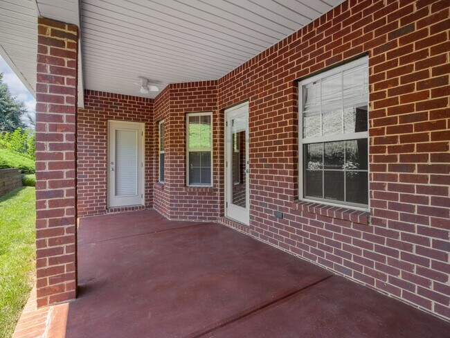 Building Photo - Spacious 4-Bedroom, 2 BA Ranch Home, 2 Car...