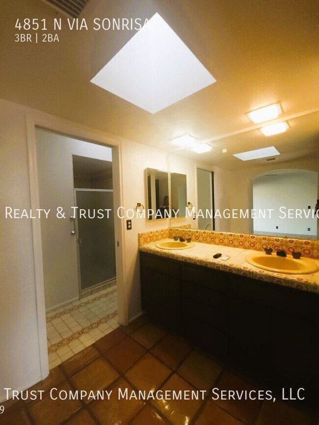 Building Photo - 4851 Vía Sonrisa