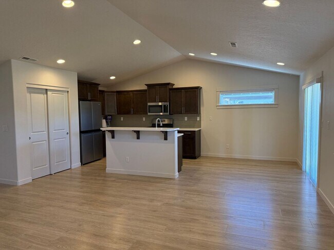 Building Photo - 3 Bedroom / 2 Bathroom in NW Redmond OR