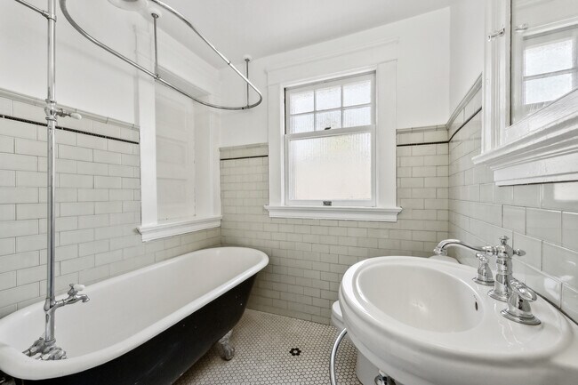 Building Photo - 118 NW King Ave