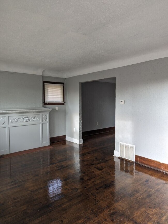 Building Photo - 9341 Roselawn- 3 BEDS & 1.5 BATH FOR RENT!