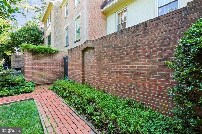 Building Photo - 10931 Wickshire Way